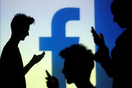Estudo sinaliza preconceito de gênero na exibição de anúncios do Facebook Estudo sinaliza preconceito de gênero na exibição de anúncios do Facebook