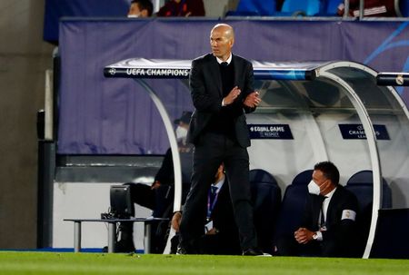 Zinedine Zidane durante partida do Real Madrid contra o Liverpool pela Liga dos Campeões Zinedine Zidane durante partida do Real Madrid contra o Liverpool pela Liga dos Campeões