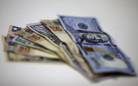 Notas de dólares e reais retratadas em casa de câmbio no Rio de Janeiro