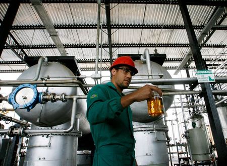 Trabalhador com amostra de biodiesel em Iraquara (BA)