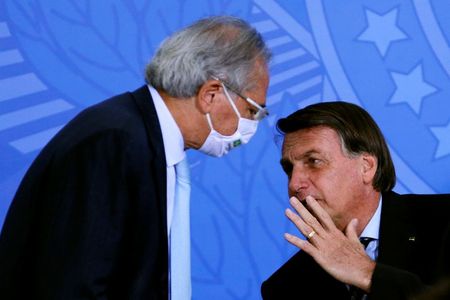 Presidente Jair Bolsonaro e ministro Paulo Guedes participam de cerimônia no Planalto