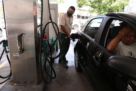 Carro sendo abastecido com gasolina em um posto no Rio de Janeiro