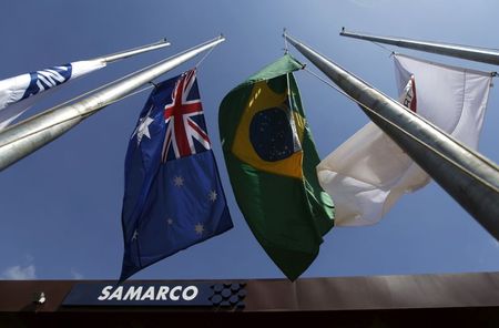 Bandeiras do Brasil e da Austrália em frente à entrada da sede da Samarco, joint venture entre Vale e BHP em Mariana (MG) Bandeiras do Brasil e da Austrália em frente à entrada da sede da Samarco, joint venture entre Vale e BHP em Mariana (MG)
