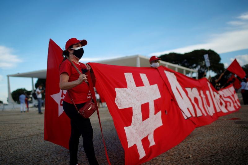 Apoiadores do ex-presidente Lula do lado de fora do STF Apoiadores do ex-presidente Lula do lado de fora do STF