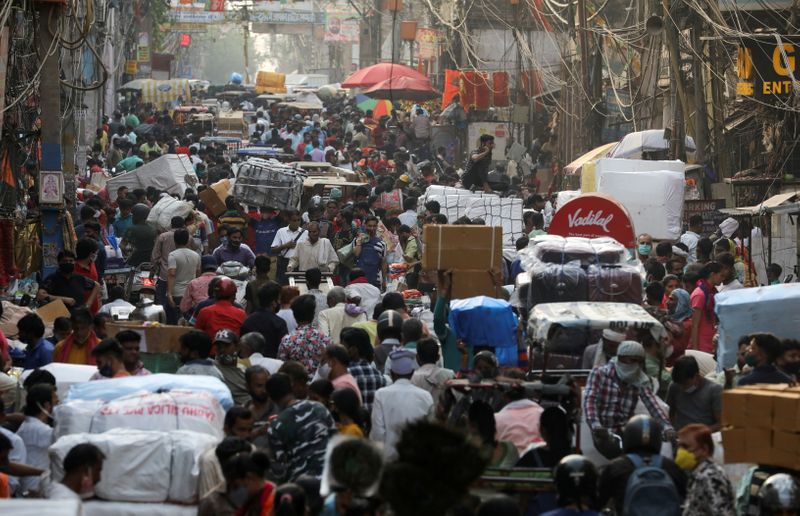 Pessoas caminham em mercado lotado nos arredores de Délhi, na Índia, em meio à pandemia do coronavírus Pessoas caminham em mercado lotado nos arredores de Délhi, na Índia, em meio à pandemia do coronavírus