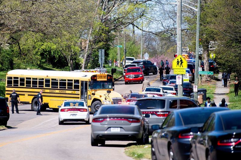 Ataque a tiros em escola de ensino médio em Knoxville, Tennessee Ataque a tiros em escola de ensino médio em Knoxville, Tennessee