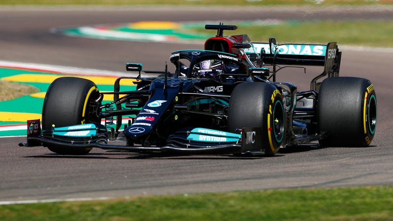 Lewis Hamilton, da Mercedes, durante treino livre no circuito de Imola Lewis Hamilton, da Mercedes, durante treino livre no circuito de Imola