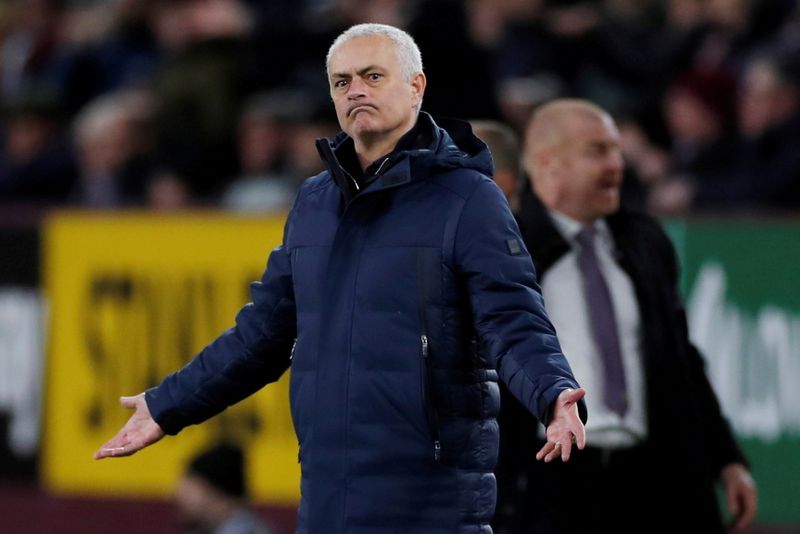 José Mourinho durante partida contra o Burnley pelo Campeonato Inglês José Mourinho durante partida contra o Burnley pelo Campeonato Inglês
