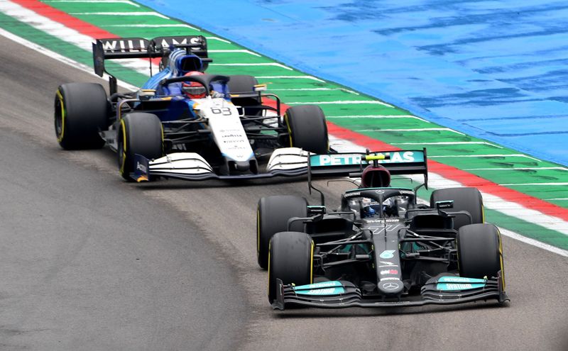Valtteri Bottas, da Mercedes, e George Russell, da Williams, no GP da Emília-Romagna de F1 Valtteri Bottas, da Mercedes, e George Russell, da Williams, no GP da Emília-Romagna de F1