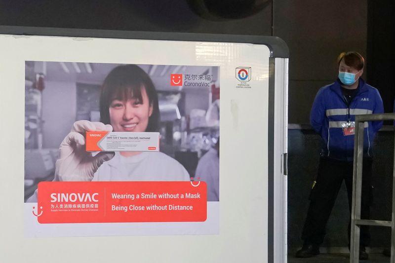 Contêiner com doses da vacina contra Covid-19 CoronaVac chega a Hong Kong Contêiner com doses da vacina contra Covid-19 CoronaVac chega a Hong Kong