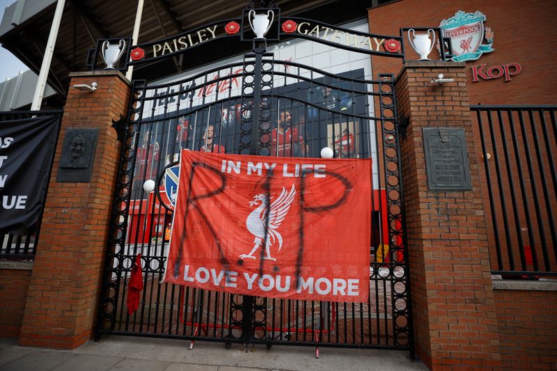 Faixa de protesto contra a Superliga colocada em um dos portões do Anfield, estádio do Liverpool Faixa de protesto contra a Superliga colocada em um dos portões do Anfield, estádio do Liverpool