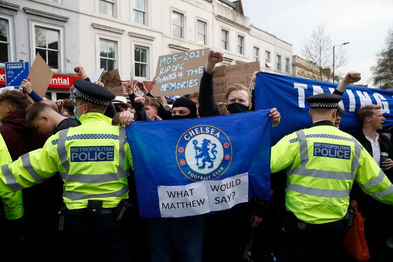 Torcedores do Chelsea protestam contra participação do clube na Superliga