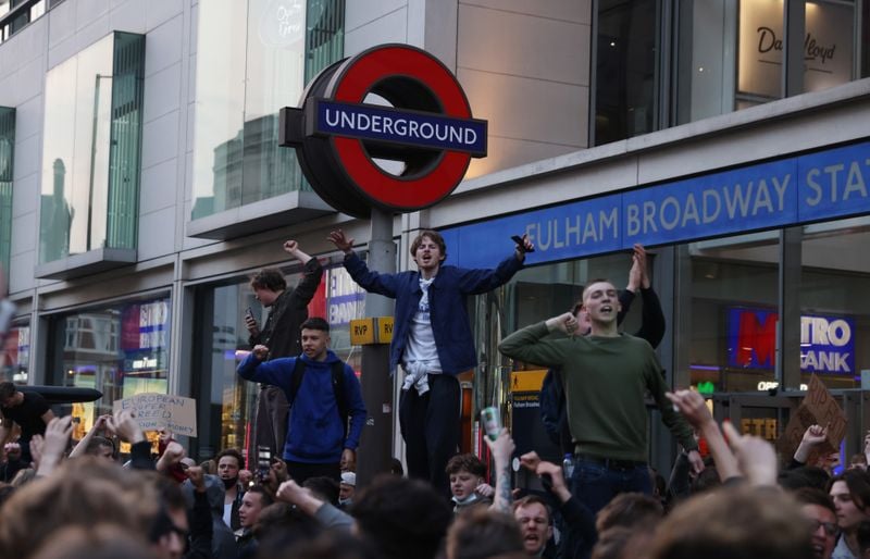 Torcedores do Chelsea do lado de fora da estação de metrô Fulham Broadway, em Londres Torcedores do Chelsea do lado de fora da estação de metrô Fulham Broadway, em Londres