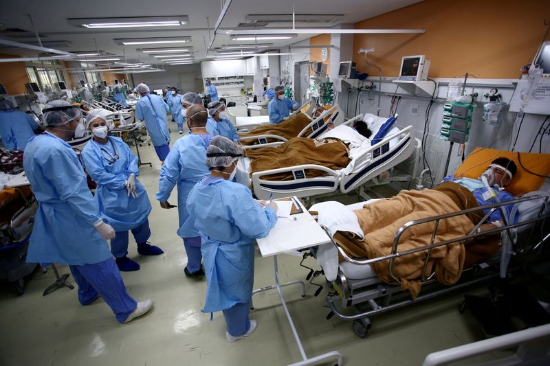 Profissionais de saúde tratam de pacientes na sala de emergência do hospital Nossa Senhora da Conceição, em Porto Alegre Profissionais de saúde tratam de pacientes na sala de emergência do hospital Nossa Senhora da Conceição, em Porto Alegre