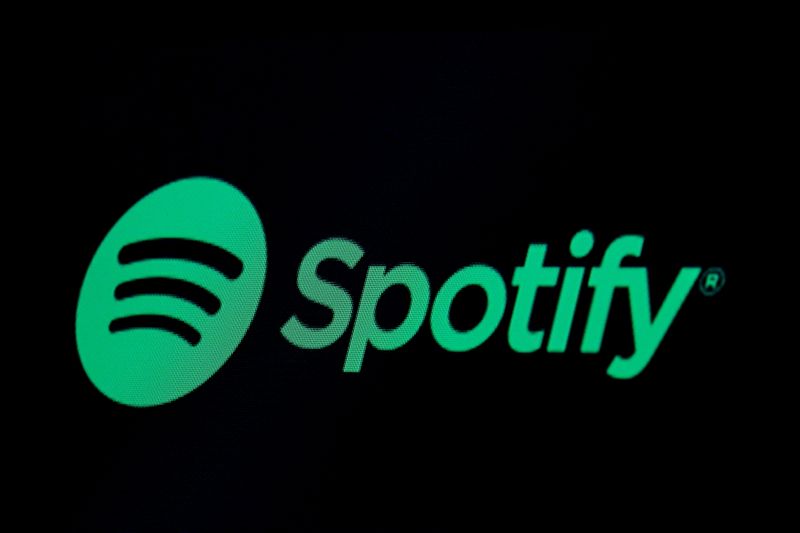 Logo da Spotify em tela na bolsa de valores de Nova York, EUA