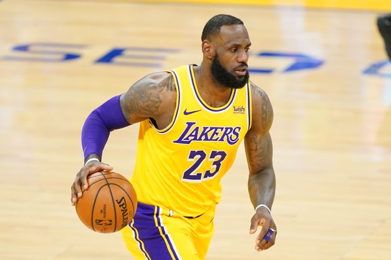 LeBron James durante partida do Los Angeles Lakers conta o Golden State Warriors