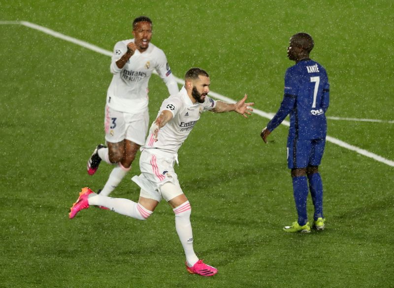 Benzema comemora gol do Real Madrid