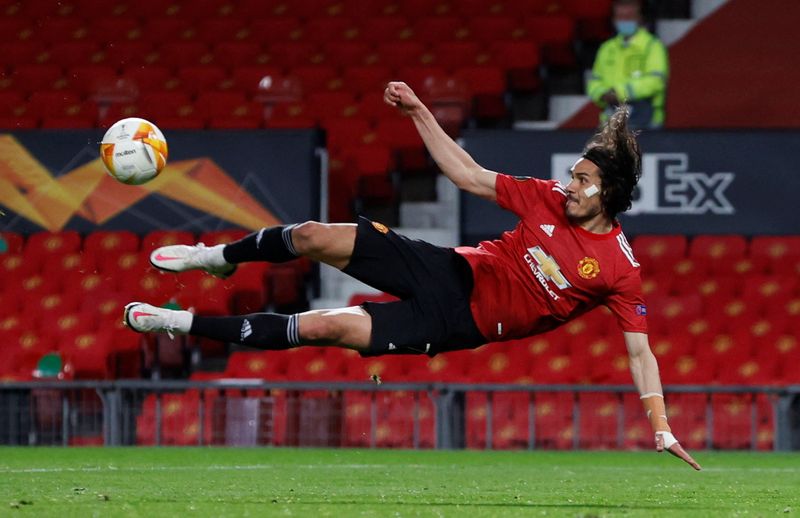 Cavani chuta em jogo do Manchester United contra Roma