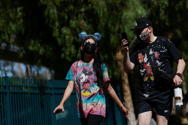 Disneylândia reabre na Califórnia, mas sem abraços no Mickey