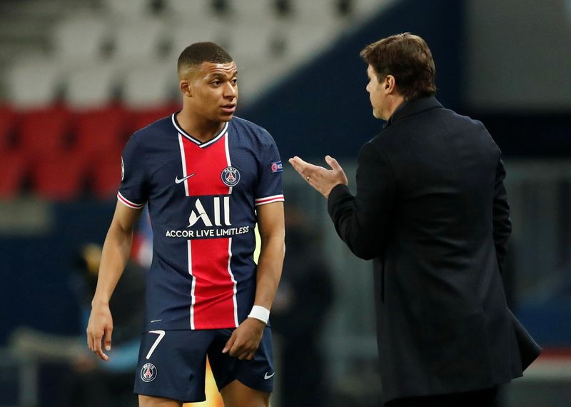 Kylian Mbappé com o técnico Mauricio Pochettino em jogo do PSG