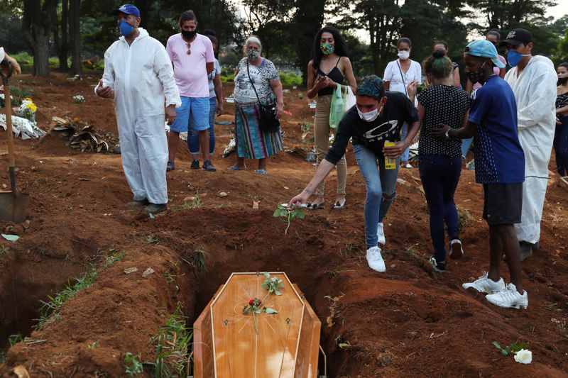 Enterro de vítima da Covid-19 no cemitério da Vila Formosa, em São Paulo (SP)