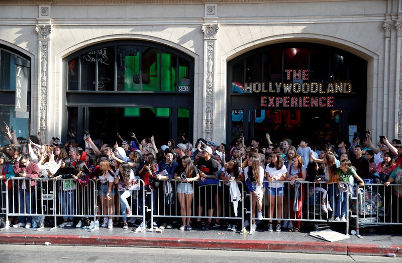 Fãs reunidos antes de estreia de filme do Homem-Aranha em Los Angeles