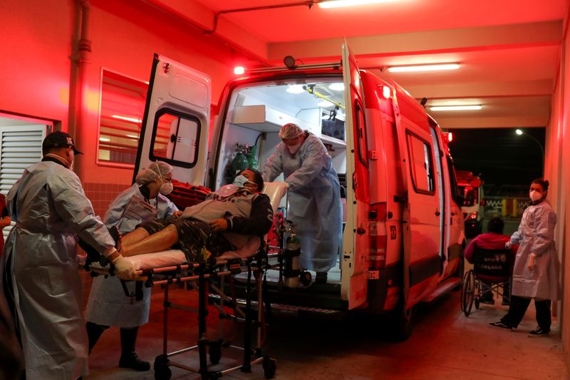 Equipe do Samu transporta paciente com sintomas de Covid em São Paulo