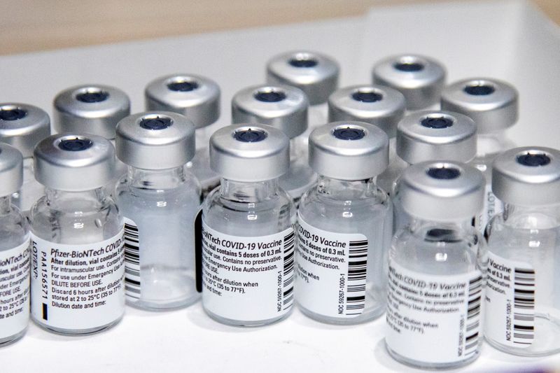 Recipientes com vacinas da Pfizer em Toronto