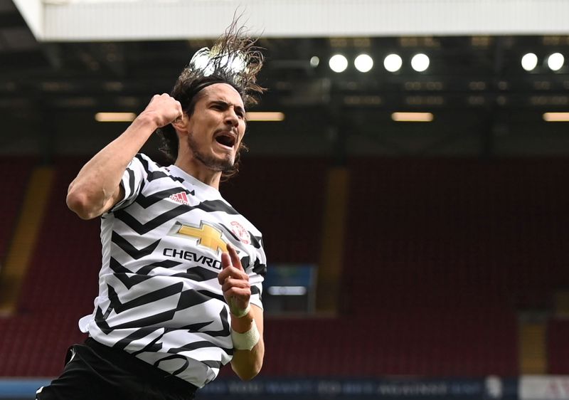 Edinson Cavani comemora gol marcado pelo Manchester United contra o Aston Villa pelo Campeonato Inglês