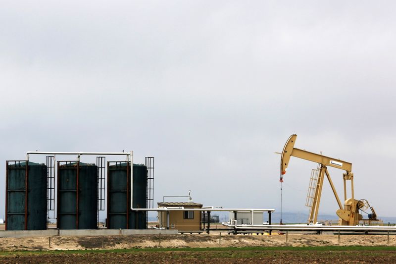 Bombeamento de petróleo em Granum, Canadá