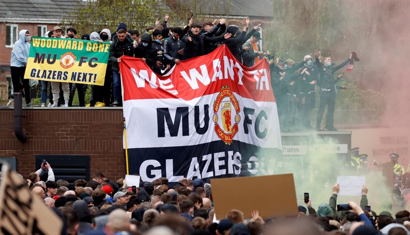 Torcedores do Manchester United protestam contra proprietários do clube