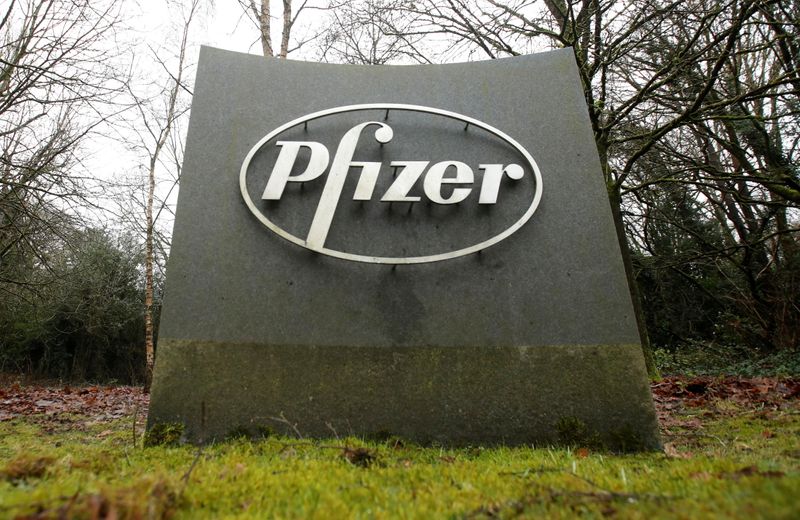 Logo da Pfizer em prédio da companhia em Walton Oaks, no Reino Unido