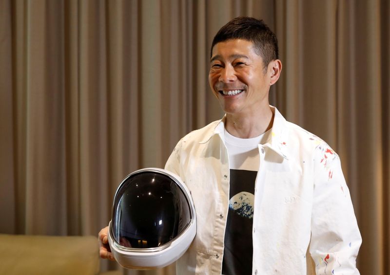 Maezawa com roupa espacial