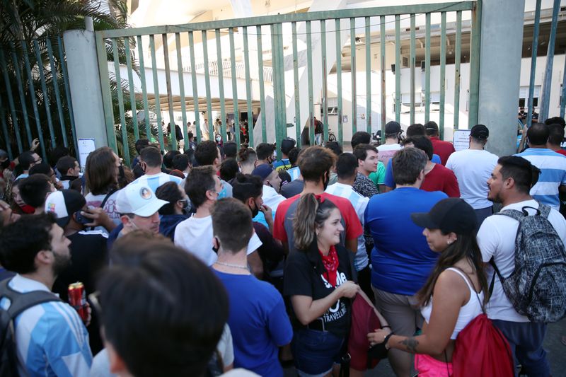 Torcedores do lado de fora do Maracanã antes da final da Copa América entre Brasil e Argentina
