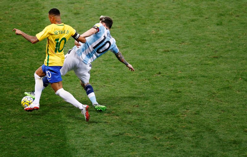 Neymar e Lionel Messi durante partida entre Brasil e Argentina pelas eliminatórias para a Copa do Mundo de 2018 em Belo Horizonte