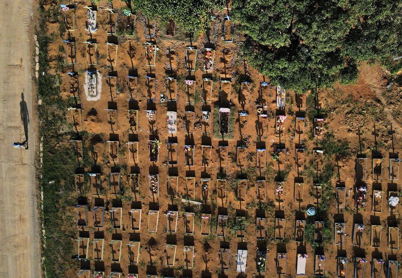 Vista aérea do Cemitério Parque Tarumã, em Manaus