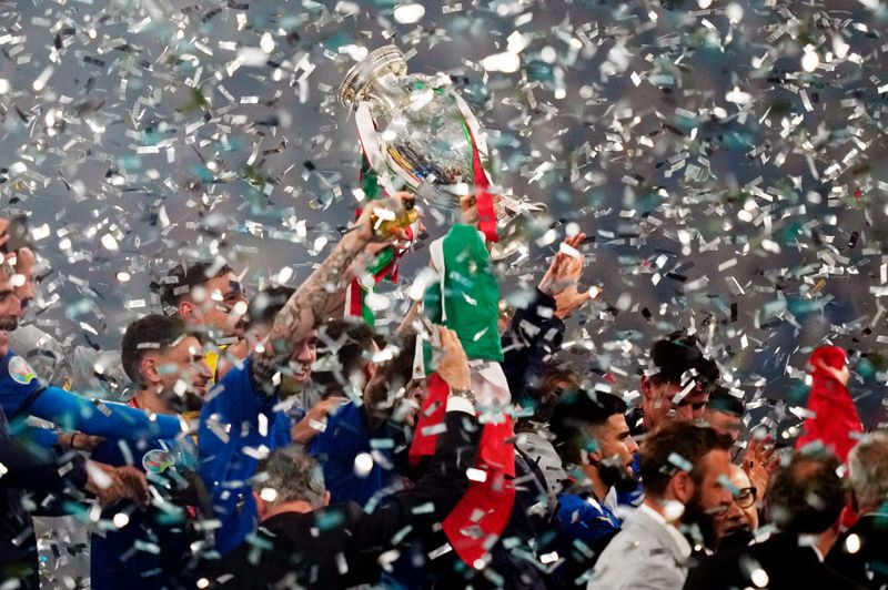 Jogadores da Itália comemoram com troféu da Eurocopa em Wembley