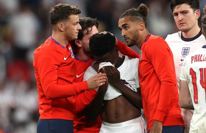 Bukayo Saka é consolado por colegas de time após derrota da Inglaterra para a Itália na final da Eurocopa em Wembley