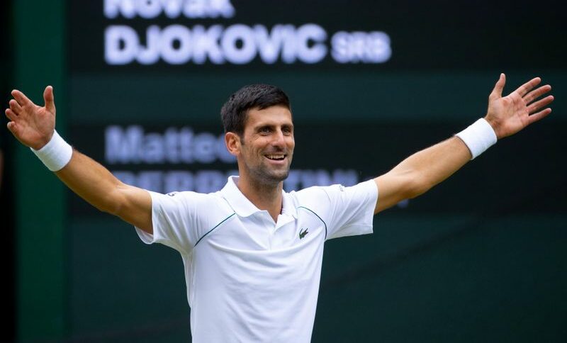 Novak Djokovic comemora ao vencer final de Wimbledon