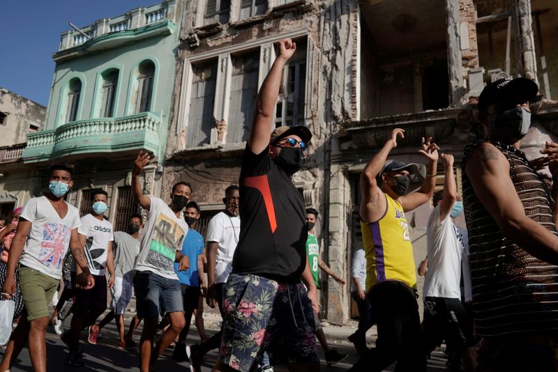 Manifestantes gritam slogans contra o governo cubano durante protesto em Havana
