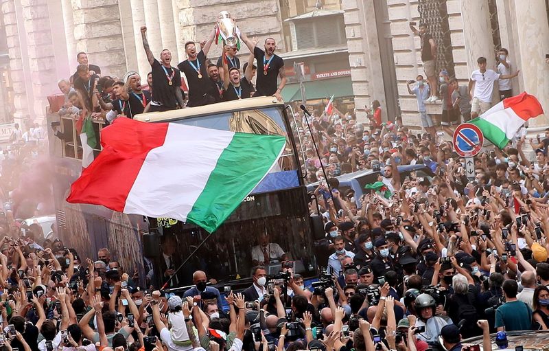 Italianos comemoram título da Eurocopa