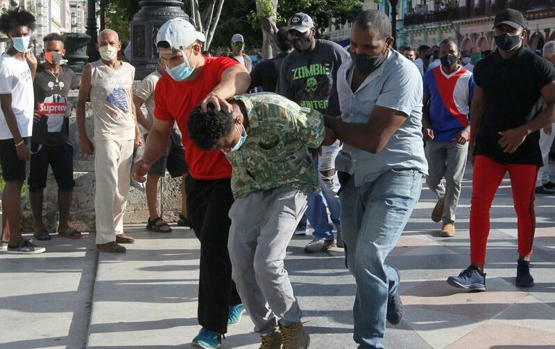 Policiais à paisana prendem pessoa durante protestos em Havana