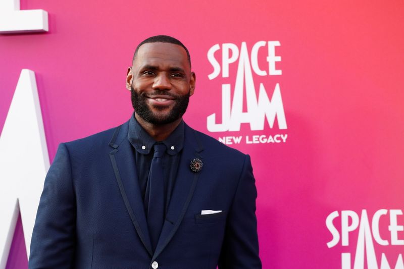 LeBron James posa para foto na pré-estreia de “Space Jam: Um Novo Legado” em Los Angeles
