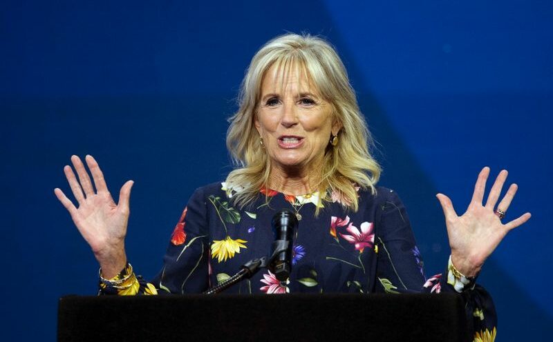 Primeira-dama dos EUA, Jill Biden, discursa em Lake Buena Vista, na Flórida