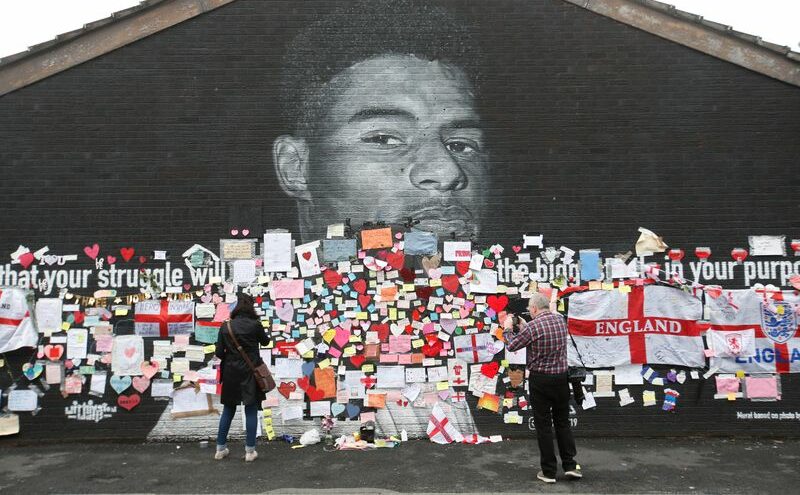 Mural de Marcus Rashford com mensagens de apoio