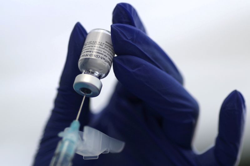 Agente de saúde prepara injeção de vacina da Pfizer em Los Angeles