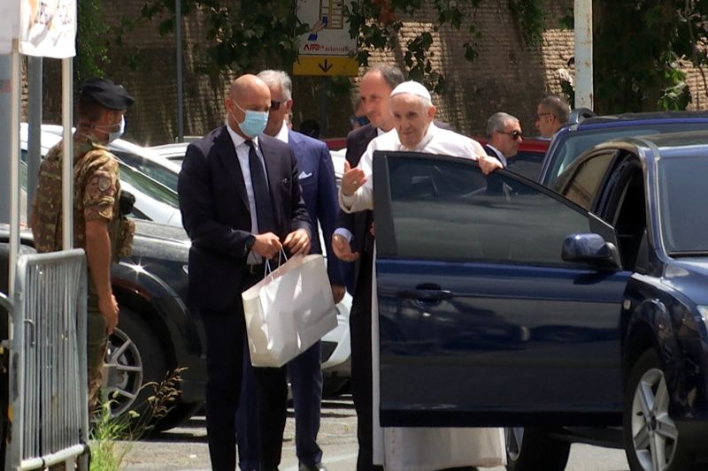 Papa Francisco chega ao Vaticano após deixar hospital em Roma