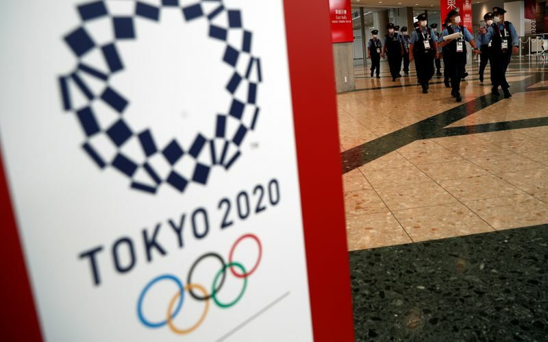 Policiais caminham em principal centro de imprensa dos Jogos Olímpicos Tóquio 2020
