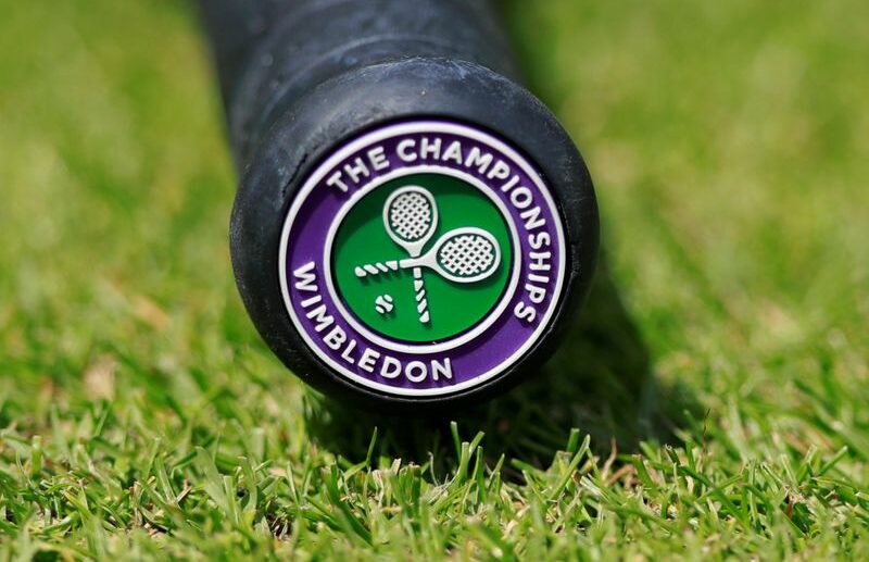 Logo do torneio de Wimbledon na base de uma raquete de tênis