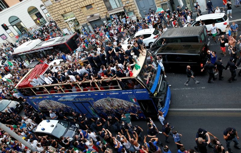 Jogadores da seleção italiana desfilam em carro aberto em Roma após conquistarem o título da Eurocopa